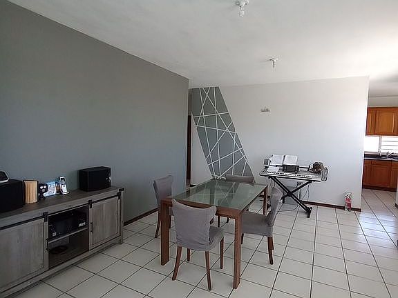 Primary dining upstairs. 