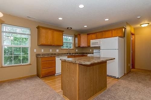 Kitchen with breakfast bar