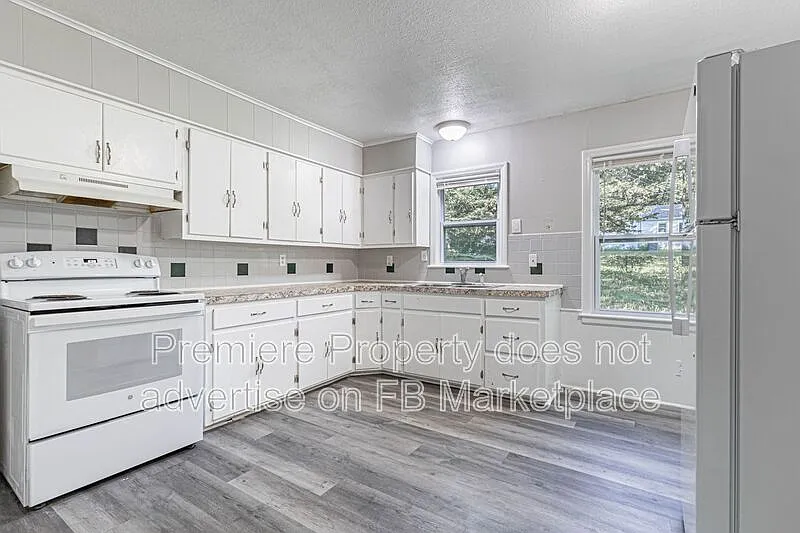 3 bed, 1.0 bath, 876 sqft, $1,295 — Photo 4