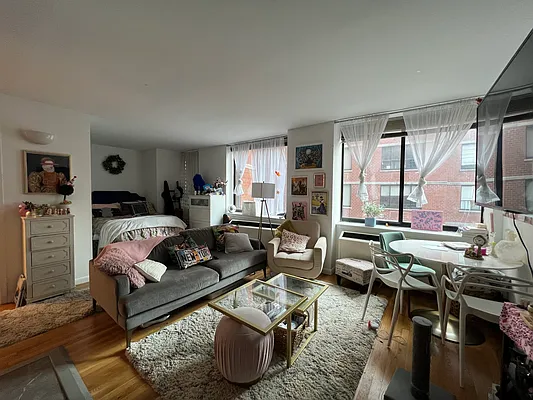 Rented by AZ REALTY NYC LLC | media 13