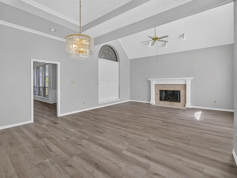 1037 McCoy Dr — Photo 4