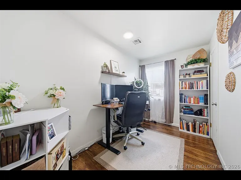 318 E Maple St — Photo 23