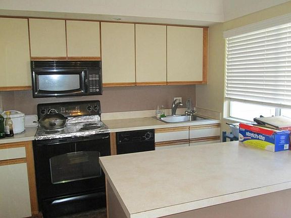 5th image of 966 Chatham Ln