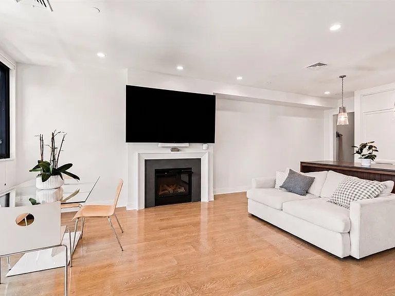 100 Linden St #203 — Photo 8