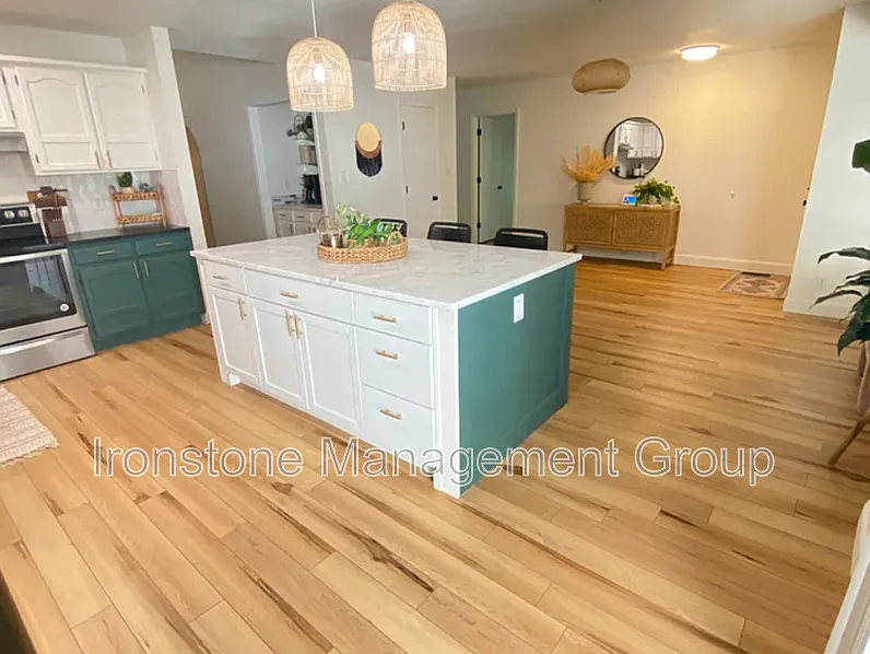 3 bed, 2.0 bath, 2000 sqft, $1,800 — Photo 2