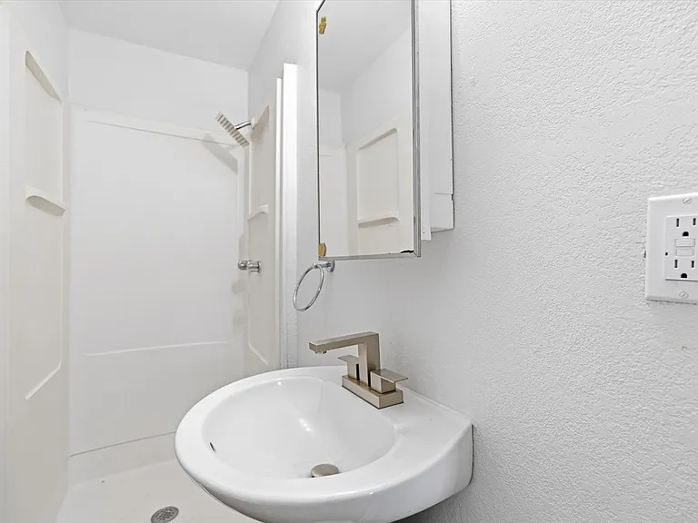 924 W Huntington Ave — Photo 3