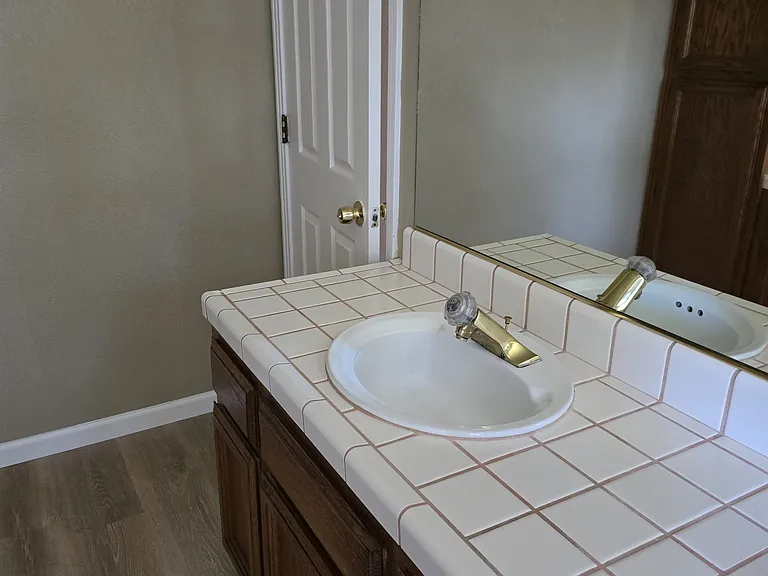 421 Community Dr — Photo 16