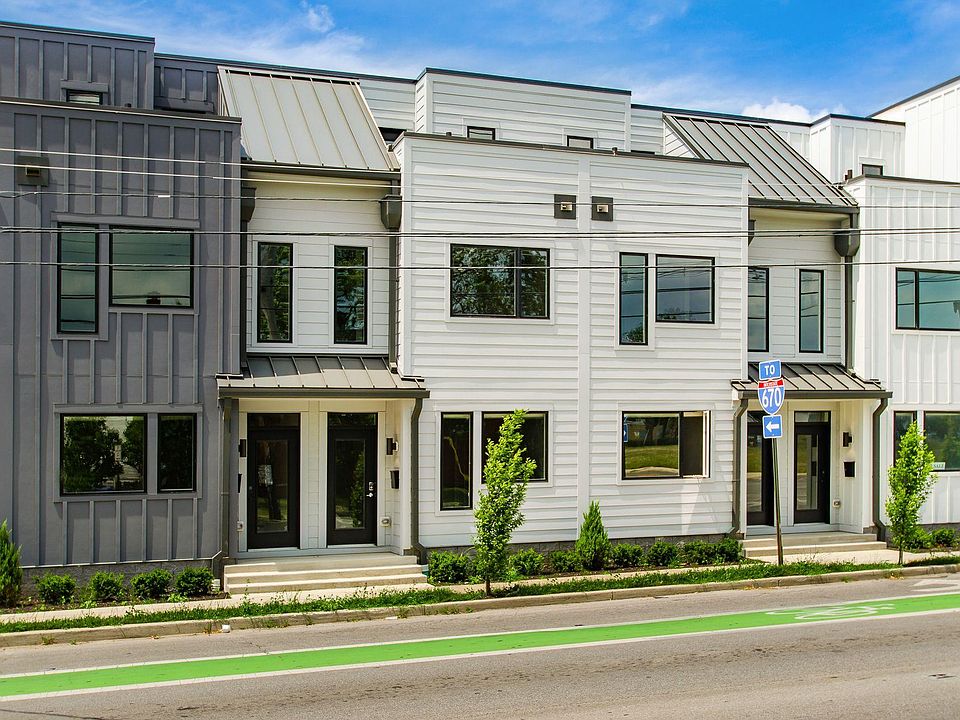 2bd/2.5ba luxury townhome in Italian Village, a 14-unit complex with walking distance to the best of Italian Village.