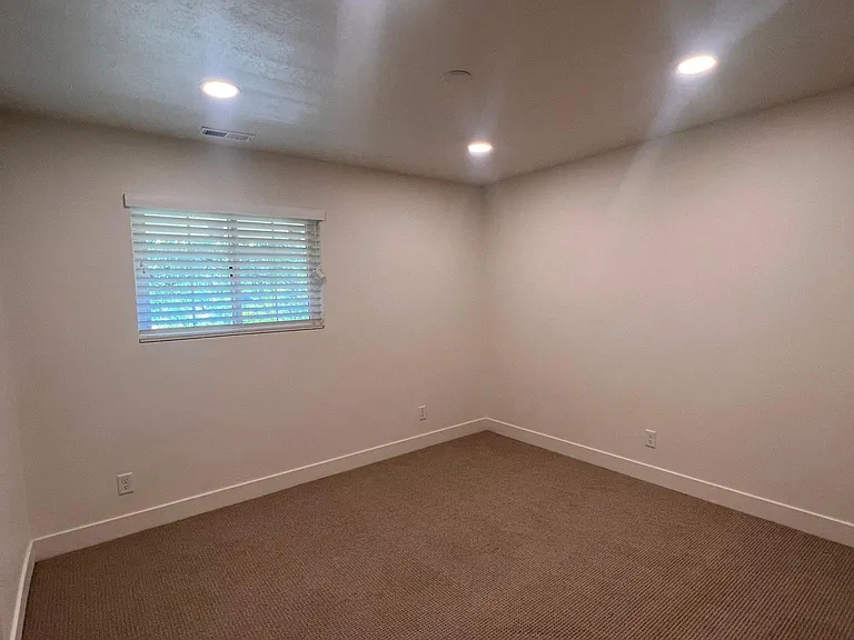49 N 300 E — Photo 9