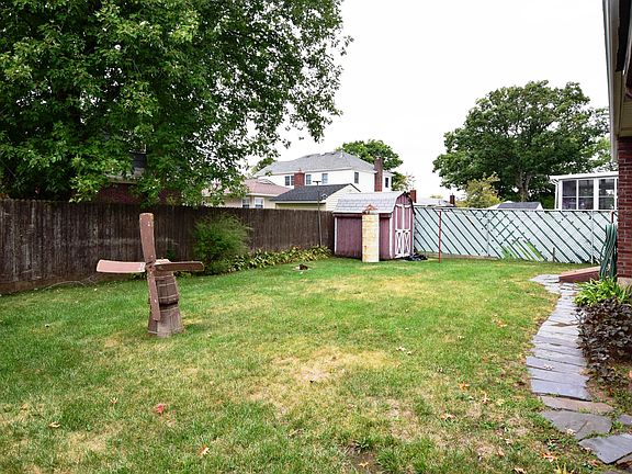 4th image of 400 Thornycroft Ave