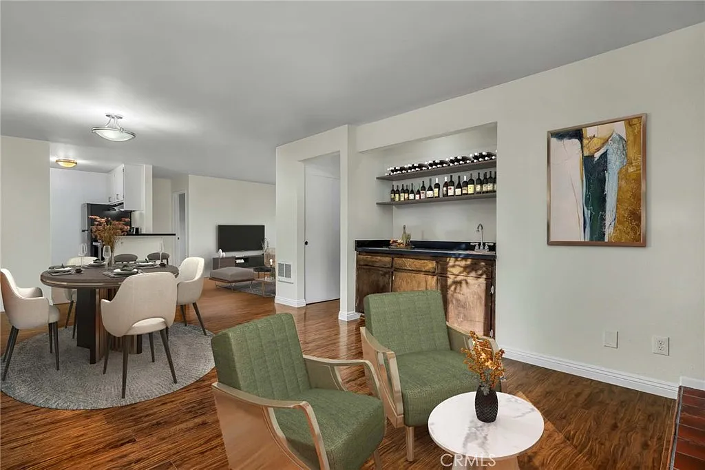 2 bed, 1131 sqft, $3,400 — Photo 3