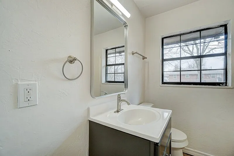 Building Photo - 1220 NE 47th St