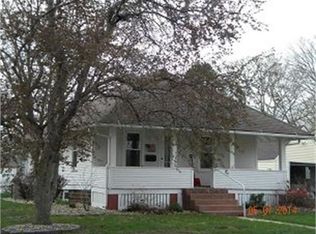 614 1st St NE, Hampton, IA 50441