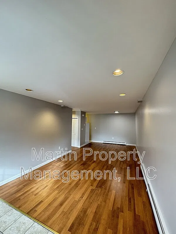 2 bed, 1.0 bath, 806 sqft, $1,900 — Photo 3
