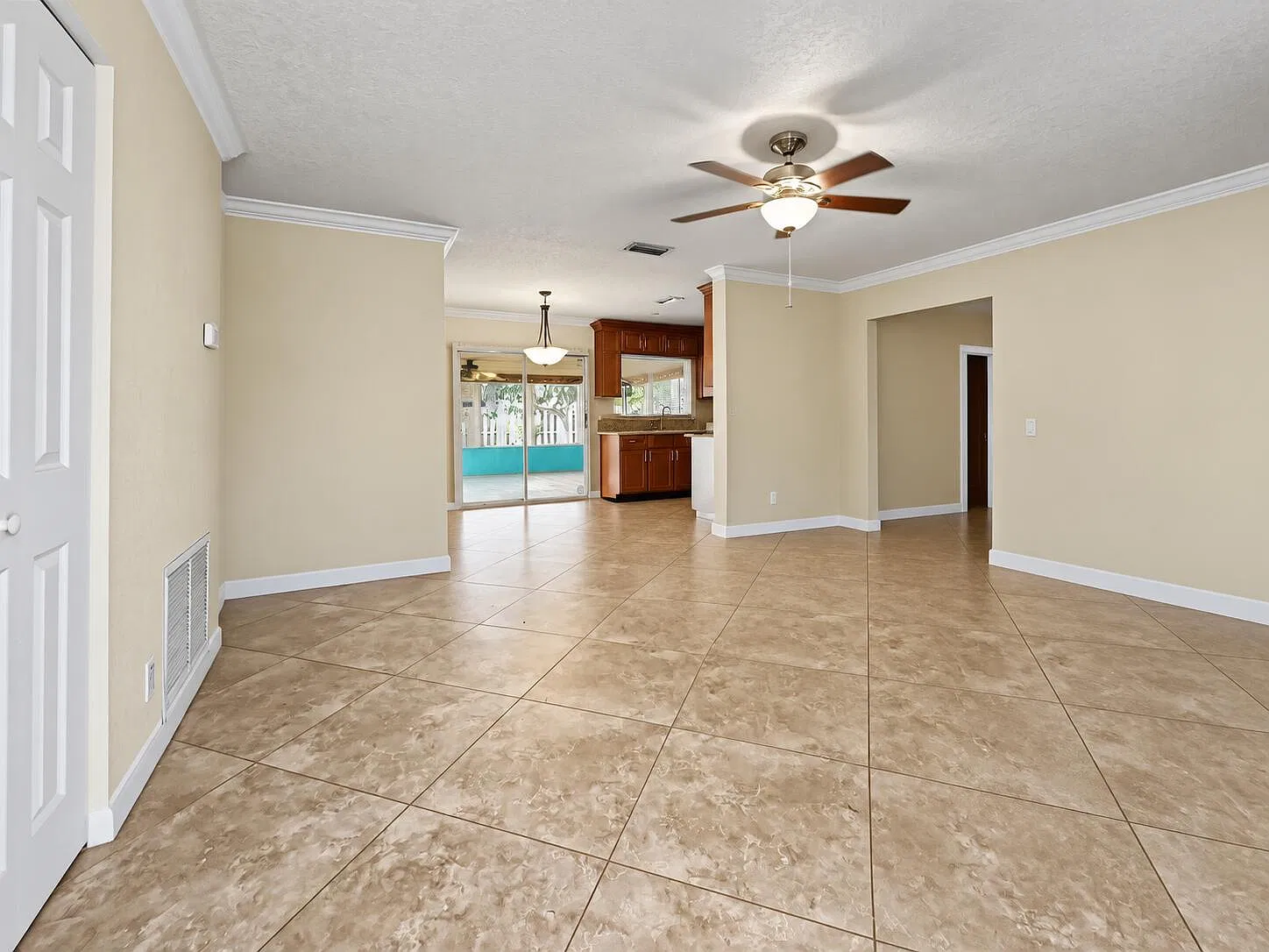 3 bed, 2.0 bath, 1045 sqft, $3,750 — Photo 3