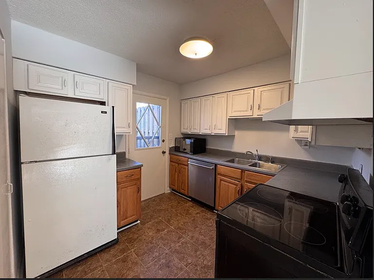 220 Elizabeth St #E8 — Photo 9