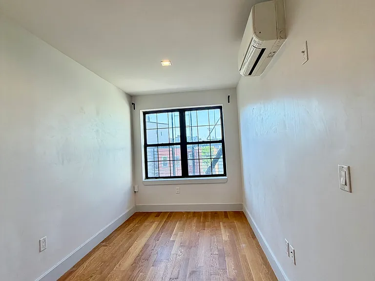 239 Scholes St #2F — Photo 9