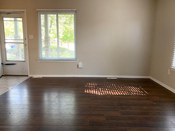5th image of 988 Vaughn Ave