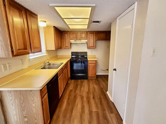 4th image of 2514 Stanford St #B