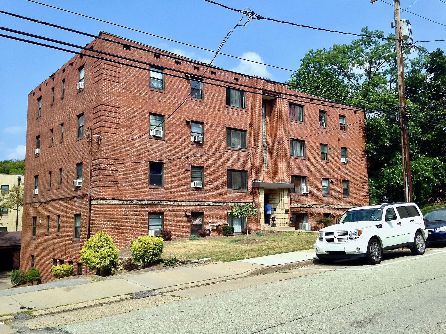 Spacious 1 Bedroom Apartments in the Heart of Mt. Lebanon * Pet Friendly * Walk to the T * Availa... — Photo 2