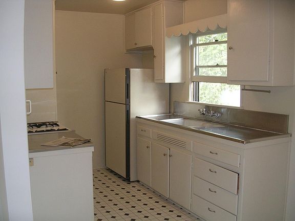 4th image of 1612 Greenfield Ave