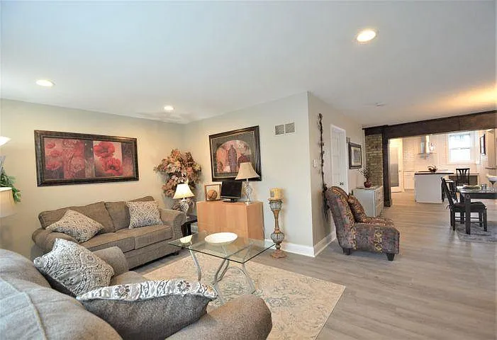 E Plankinton Ave — Photo 2