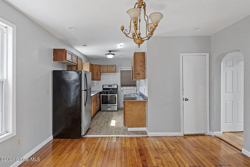 4th image of 219 Linden Street