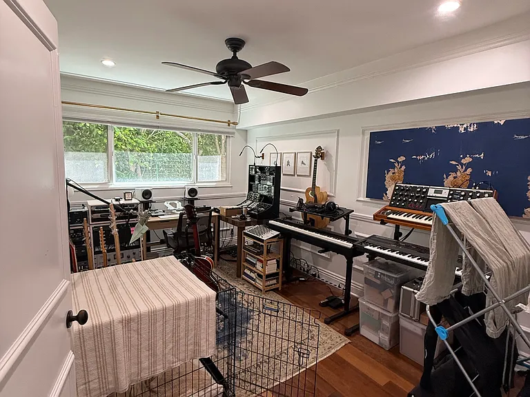 2nd bedroom used as a recording studio but only with headphones.