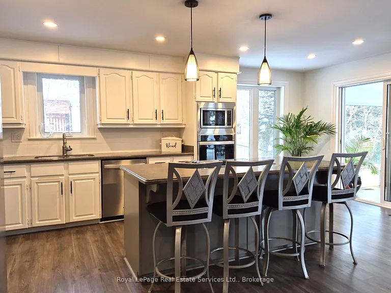 184 Dundas St E — Photo 10