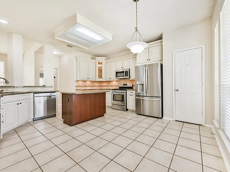 2401 Woody Rd — Photo 11
