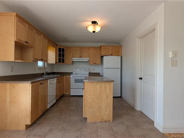 47 Myriam Cres — Photo 2