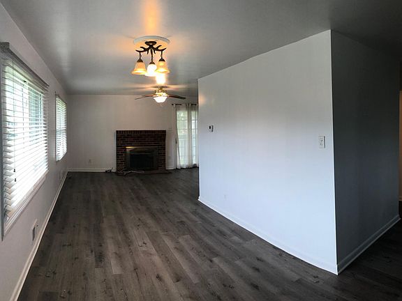 3rd image of 1209 Whitman Dr
