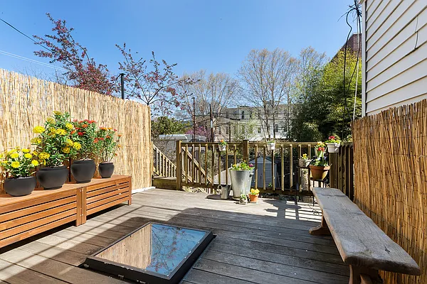 Sold by Compass | media 21