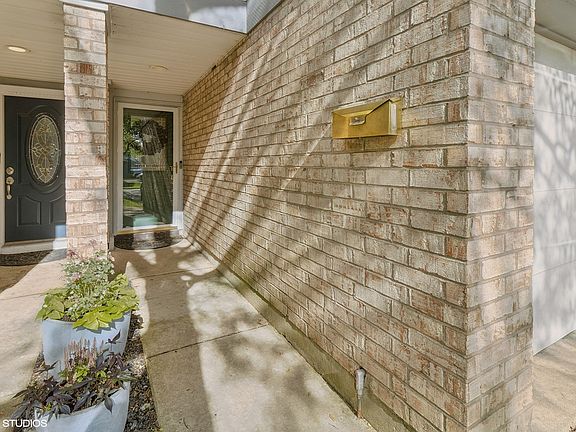 3rd image of 265 Lakeshore Ln