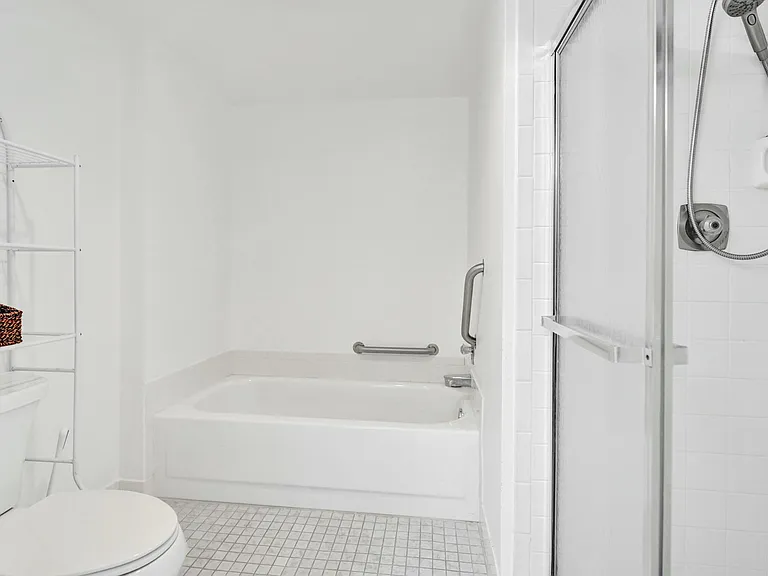 19 Stratford Dr E #F — Photo 23