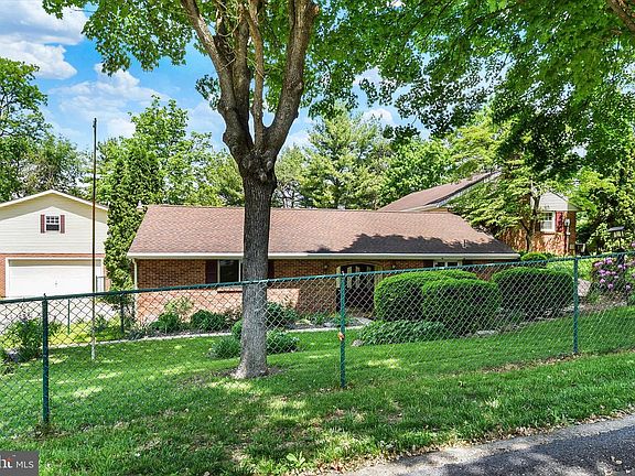 4th image of 10 Fieldstone Dr