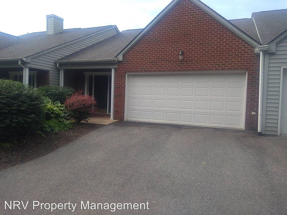 1st image of 360 Pin Oak Dr
