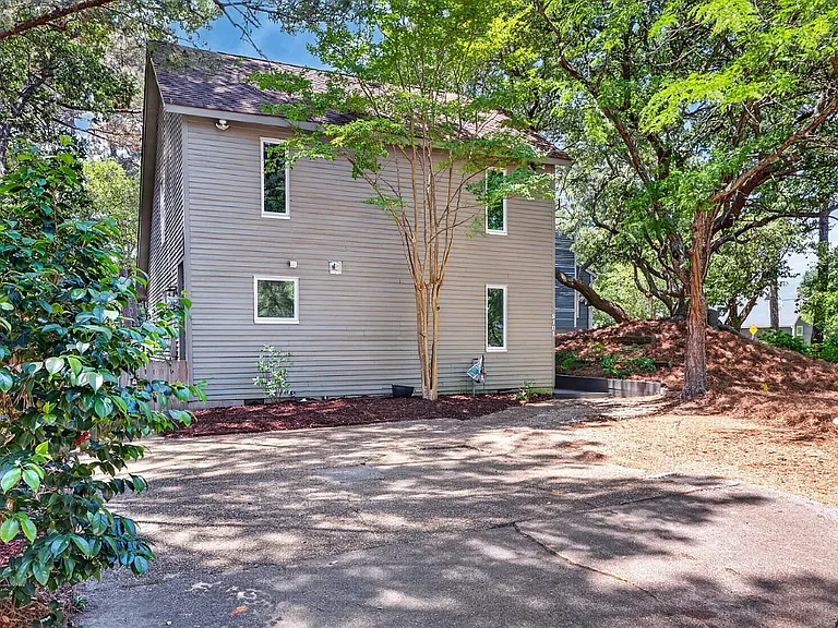 2101 Woodlawn Ave — Photo 18
