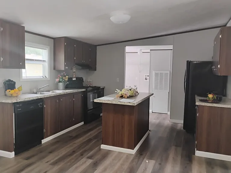 166 Elm Dr — Photo 2