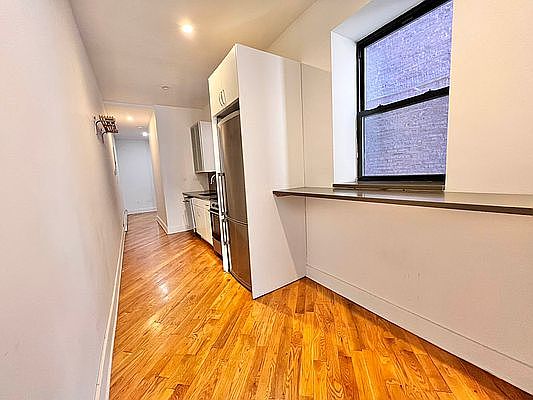 5th image of 556 Gates Ave APT 1