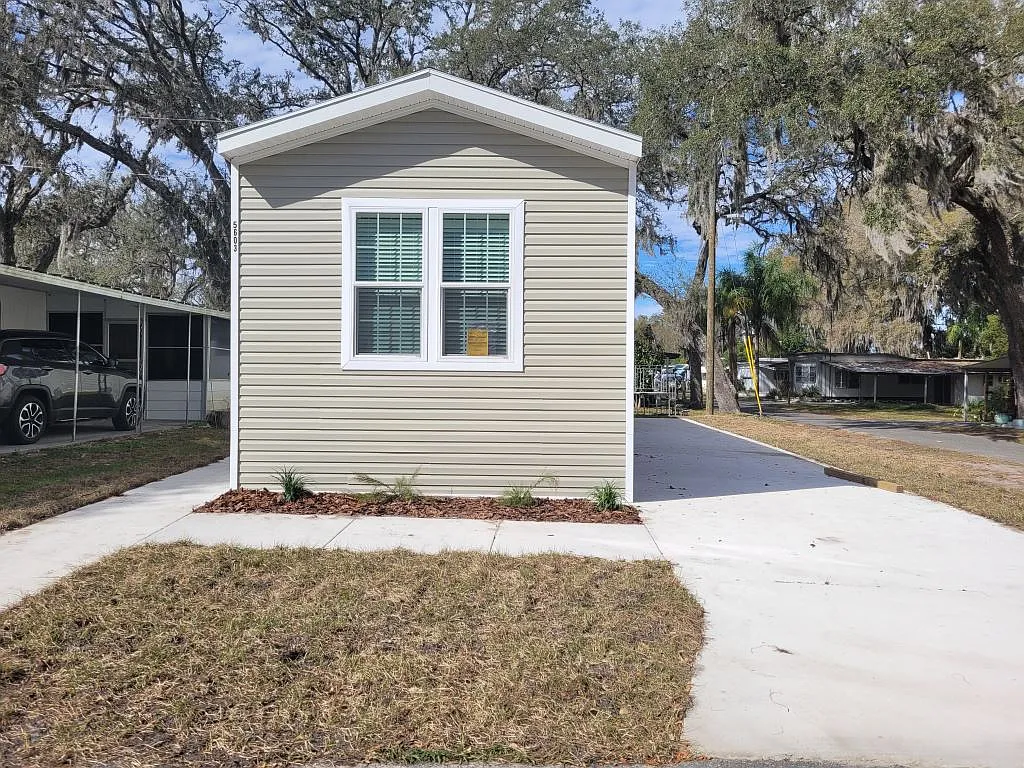 2 bed, 1.0 bath, 652 sqft, $1,049 — Photo 1