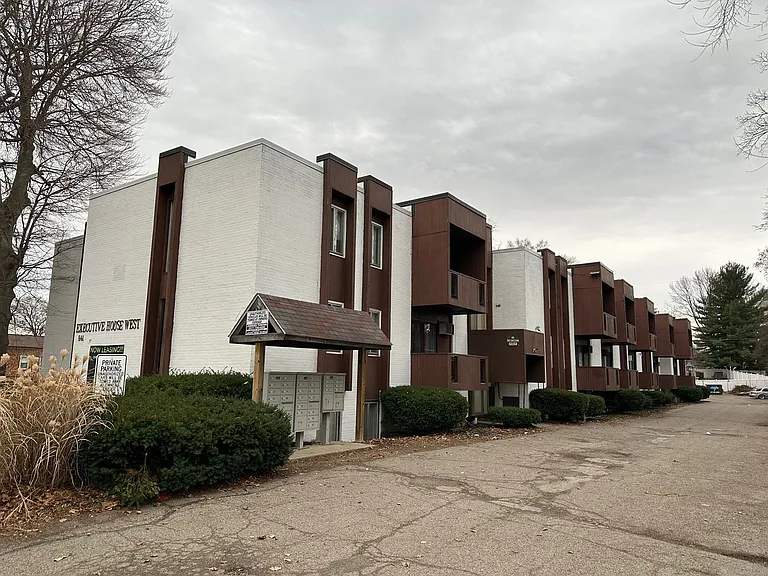 Executive House West — Photo 3