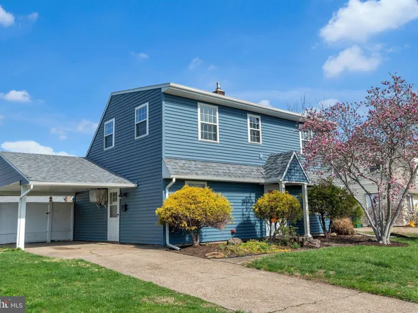 21 Honeysuckle Ln, Levittown, PA 19055