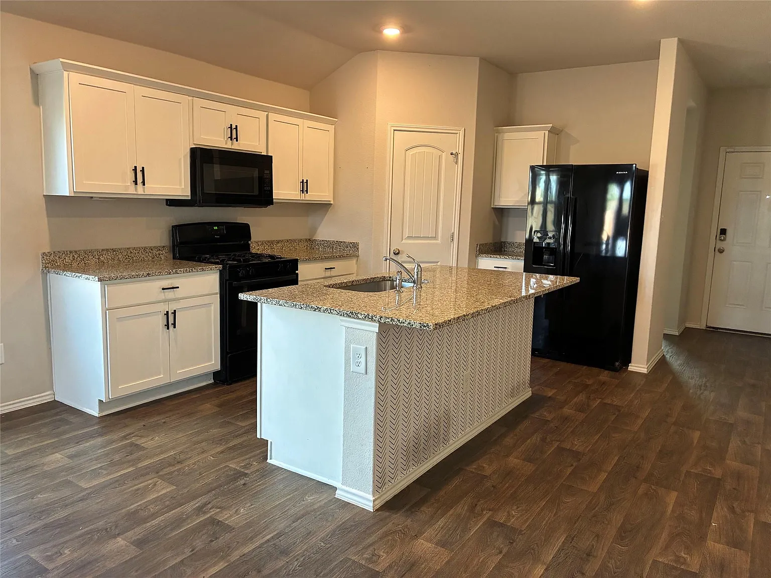 4 bed, 2.0 bath, 1739 sqft, $2,100 — Photo 3