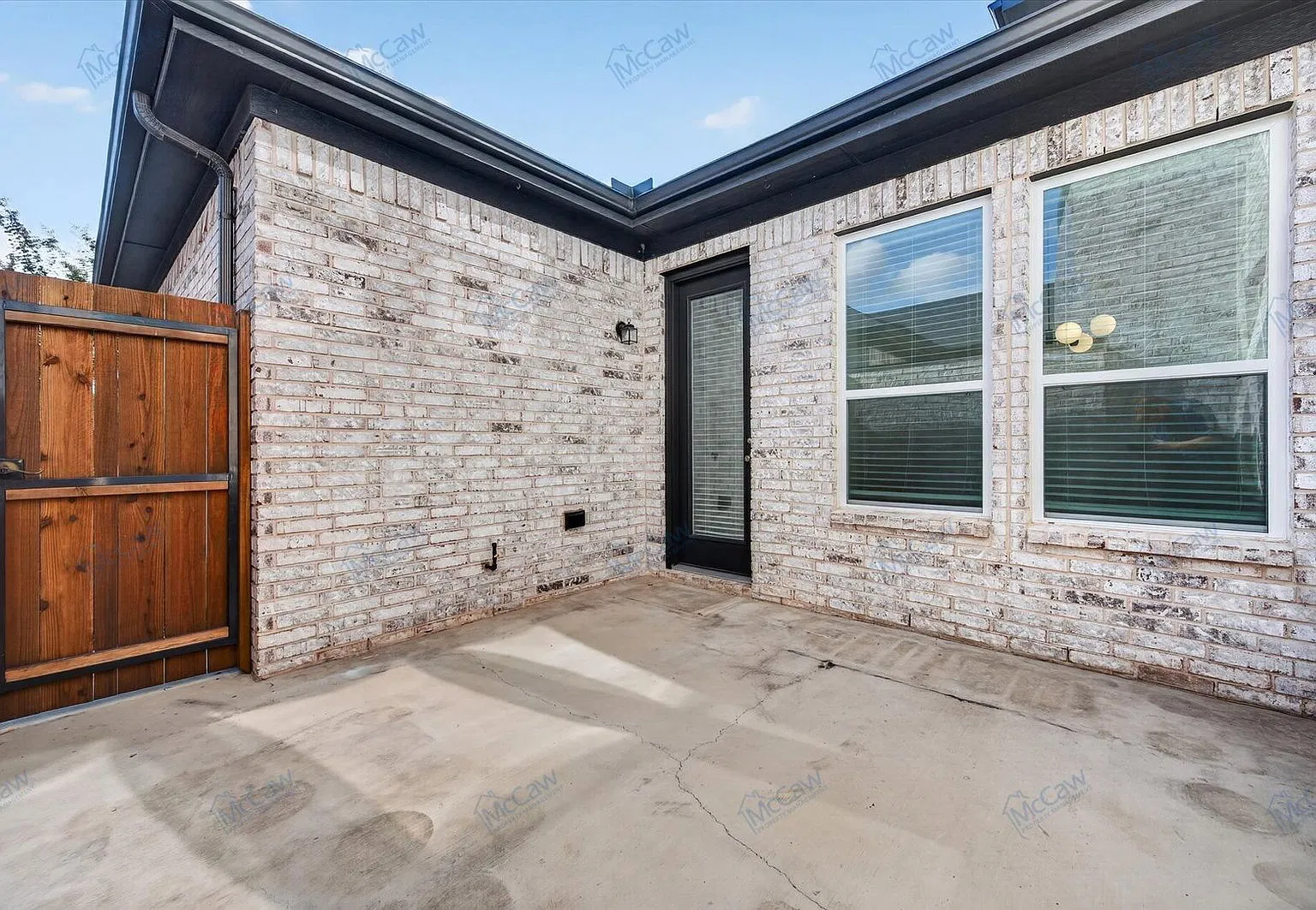 3 bed, 3.0 bath, 2071 sqft, $3,300 — Photo 3