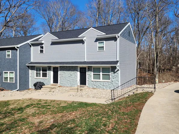 912 Oakcrest Dr #F, Charleston, IL 61920