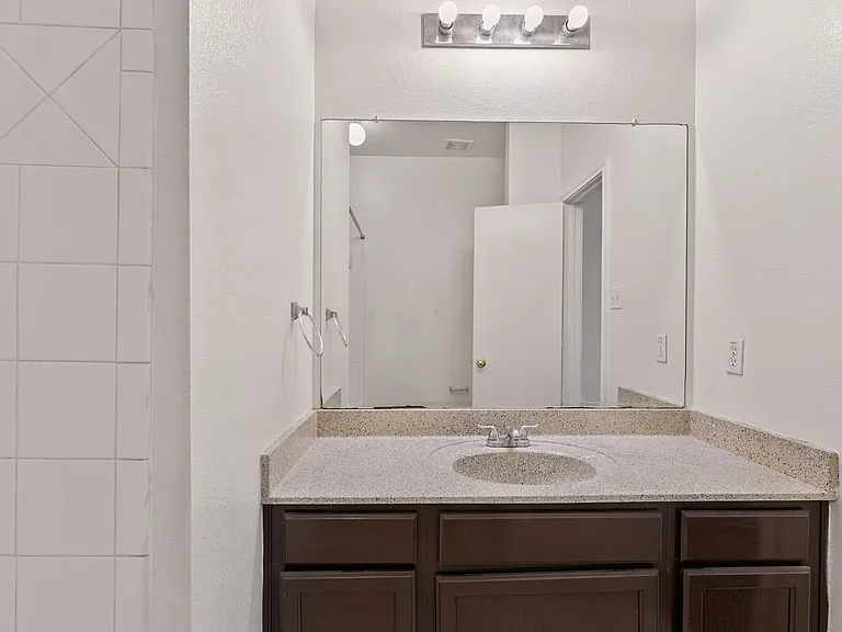 2302 S Bagdad Rd — Photo 24