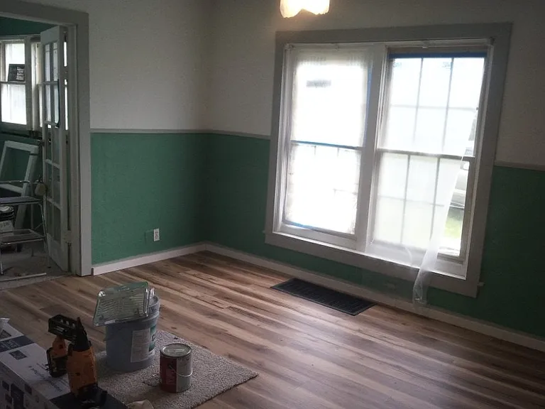 910 Lagro Dr — Photo 2