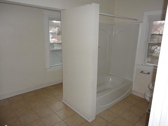 3rd image of 622 Franklin St SE