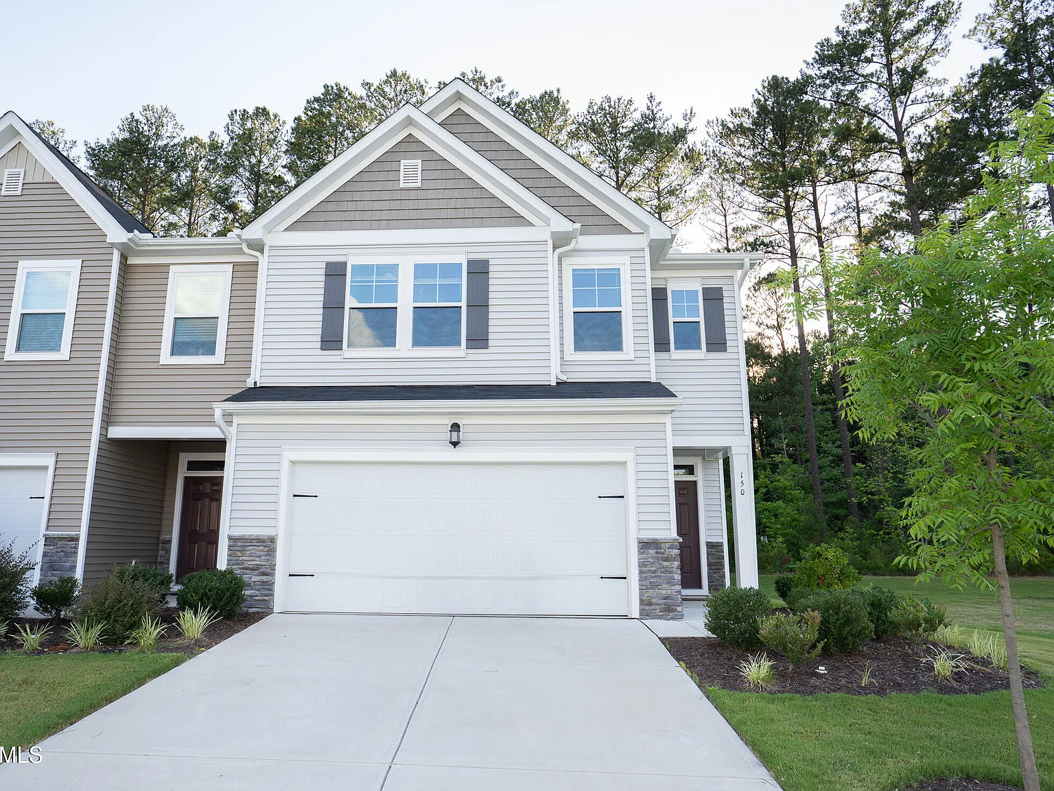 3 bed, 2.5 bath, 1950 sqft, $1,995 — Photo 2